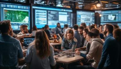 其次，社区活跃。因为它是开源项目，所以有